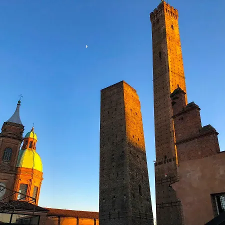Asinelli Panoramic Rooftop, In Front Of The Two Towers Bologna Exterior photo