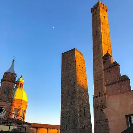 Asinelli Panoramic Rooftop, In Front Of The Two Towers Bologna Exterior photo